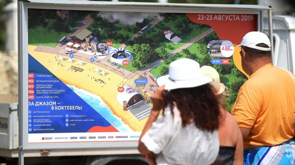 Отдыхающие изучают схему площадки в Коктебеле, на которой пройдет ежегодный международный джазовый фестиваль Koktebel Jazz Party Отдыхающие изучают схему площадки в Коктебеле, на которой пройдет ежегодный международный джазовый фестиваль Koktebel Jazz Party