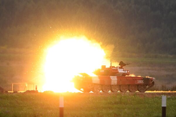 Танк Т-72Б3 команды армии России на дистанции финальной эстафеты первого дивизиона конкурса Танковый биатлон V Армейских международных игр-2019 в парке Патриот Танк Т-72Б3 команды армии России на дистанции финальной эстафеты первого дивизиона конкурса Танковый биатлон V Армейских международных игр-2019 в парке Патриот