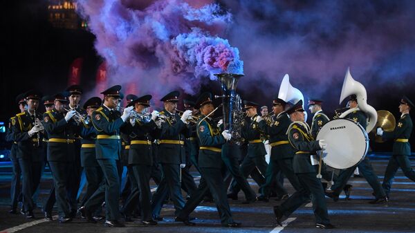 Военный оркестр штаба Сибирского округа войск Национальной гвардии РФ на репетиции парада участников Международного военно-музыкального фестиваля Спасская башня на Красной площади в Москве Военный оркестр штаба Сибирского округа войск Национальной гвардии РФ на репетиции парада участников Международного военно-музыкального фестиваля Спасская башня на Красной площади в Москве