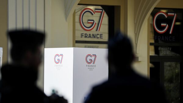 Французские полицейские в Биаррице перед началом саммита G7 Французские полицейские в Биаррице перед началом саммита G7