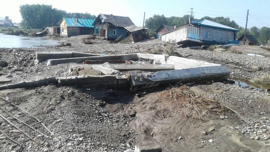 Фундамент дома семьи Колесниковых, уцелевший после наводнения Фундамент дома семьи Колесниковых, уцелевший после наводнения