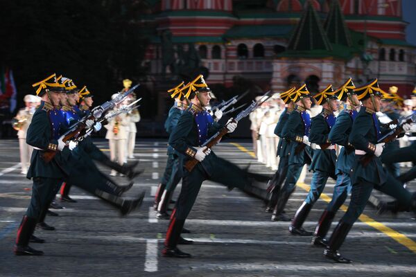 Военнослужащие роты специального караула Президентского полка на торжественной церемонии открытия XII Международного военно-музыкального фестиваля Спасская башня на Красной площади в Москве Военнослужащие роты специального караула Президентского полка на торжественной церемонии открытия XII Международного военно-музыкального фестиваля Спасская башня на Красной площади в Москве