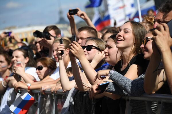 Участники флешмоба в честь Дня государственного флага России на проспекте Сахарова в Москве Участники флешмоба в честь Дня государственного флага России на проспекте Сахарова в Москве