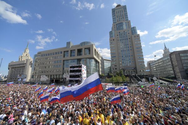 Участники флешмоба в честь Дня государственного флага России на проспекте Сахарова в Москве Участники флешмоба в честь Дня государственного флага России на проспекте Сахарова в Москве