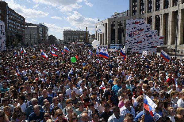 Участники флешмоба в честь Дня государственного флага России на проспекте Сахарова в Москве Участники флешмоба в честь Дня государственного флага России на проспекте Сахарова в Москве