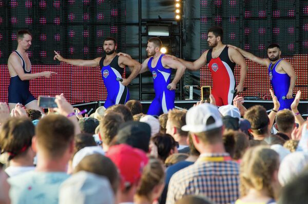 Команда КВН Борцы выступает на Большом концерте финалистов и чемпионов Высшей лиги КВН в рамках фестиваля творческих сообществ Таврида-АРТ в бухте Капсель в Судаке Команда КВН Борцы выступает на Большом концерте финалистов и чемпионов Высшей лиги КВН в рамках фестиваля творческих сообществ Таврида-АРТ в бухте Капсель в Судаке