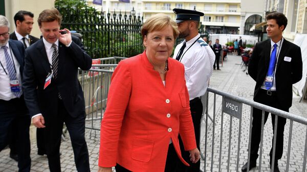 Канцлер Германии Ангела Меркель гуляет во время саммита G7 в Биаррице, Франция. 25 августа 2019 Канцлер Германии Ангела Меркель гуляет во время саммита G7 в Биаррице, Франция. 25 августа 2019