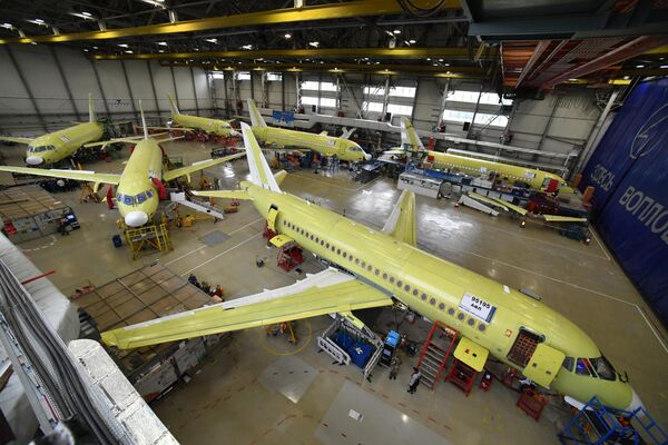 Самолеты Sukhoi Superjet 100 в цехе окончательной сборки на заводе имени Гагарина в Комсомольске-на-Амуре Самолеты Sukhoi Superjet 100 в цехе окончательной сборки на заводе имени Гагарина в Комсомольске-на-Амуре