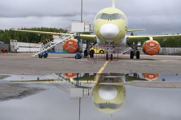 Самолет Sukhoi Superjet 100 на заводе имени Гагарина в Комсомольске-на-Амуре Самолет Sukhoi Superjet 100 на заводе имени Гагарина в Комсомольске-на-Амуре