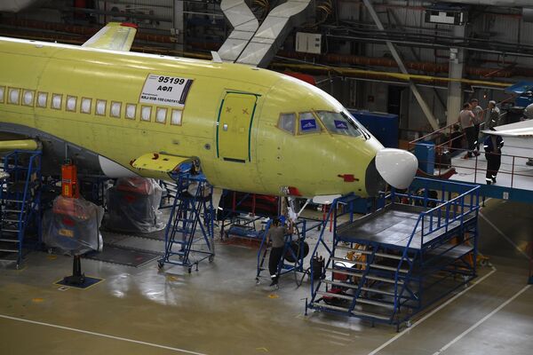 Самолет Sukhoi Superjet 100 в цехе окончательной сборки на заводе имени Гагарина в Комсомольске-на-Амуре Самолет Sukhoi Superjet 100 в цехе окончательной сборки на заводе имени Гагарина в Комсомольске-на-Амуре