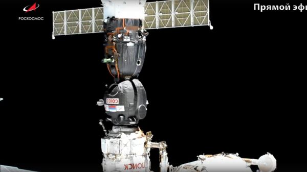 Космонавты разместили снаружи МКС контейнеры с землей 