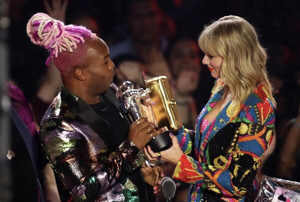 Тодрик Холл и Тейлор Свифт на церемонии вручения премии 2019 MTV Video Music Awards Тодрик Холл и Тейлор Свифт на церемонии вручения премии 2019 MTV Video Music Awards