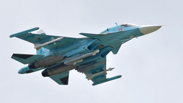 Российский многоцелевой истребитель-бомбардировщик Су-34 выполняет демонстрационный полет на Международном авиационно-космическом салоне МАКС-2019 в подмосковном Жуковском. Российский многоцелевой истребитель-бомбардировщик Су-34 выполняет демонстрационный полет на Международном авиационно-космическом салоне МАКС-2019 в подмосковном Жуковском.