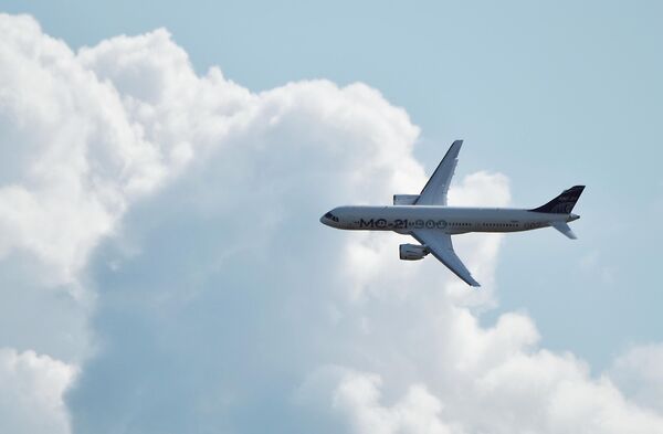 Российский среднемагистральный пассажирский самолёт МС-21-300 совершает полет на Международном авиационно-космическом салоне МАКС-2019 в подмосковном Жуковском. Российский среднемагистральный пассажирский самолёт МС-21-300 совершает полет на Международном авиационно-космическом салоне МАКС-2019 в подмосковном Жуковском.