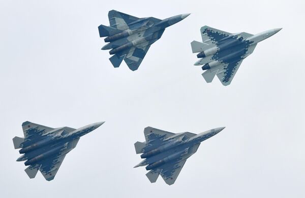 Российские многофункциональные истребители пятого поколения Су-57 выполняют демонстрационный полет на Международном авиационно-космическом салоне МАКС-2019 в подмосковном Жуковском. Российские многофункциональные истребители пятого поколения Су-57 выполняют демонстрационный полет на Международном авиационно-космическом салоне МАКС-2019 в подмосковном Жуковском.