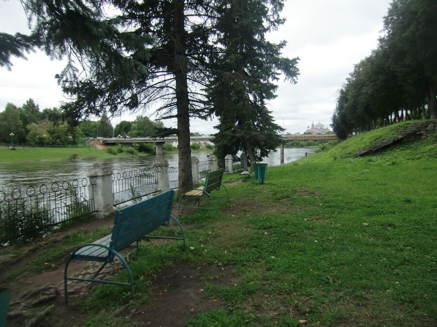 Скамейки на Новгородской набережной Скамейки на Новгородской набережной