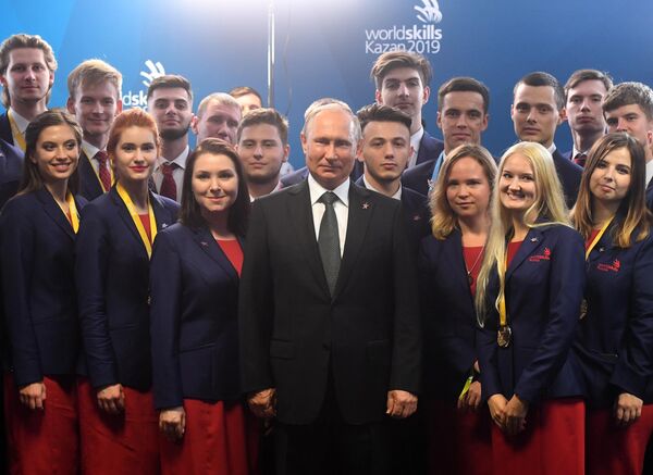 Президент РФ Владимир Путин во время встречи с российской сборной молодых профессионалов после церемонии закрытия 45-го мирового чемпионата по профессиональному мастерству WorldSkills Kazan 2019 Президент РФ Владимир Путин во время встречи с российской сборной молодых профессионалов после церемонии закрытия 45-го мирового чемпионата по профессиональному мастерству WorldSkills Kazan 2019