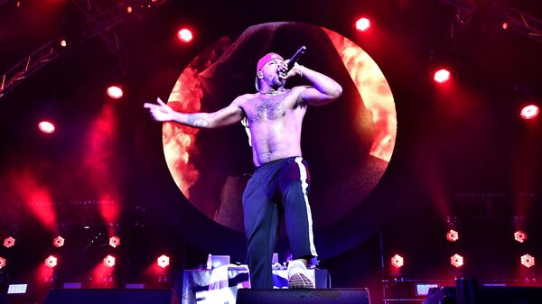 Рэпер Азизи Гибсон выступает на фестивале Rap Koktebel в Крыму Рэпер Азизи Гибсон выступает на фестивале Rap Koktebel в Крыму