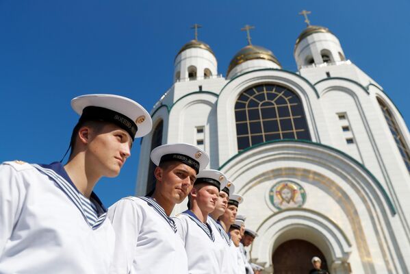 Моряки около Кафедрального собора Христа Спасителя на торжественном богослужении в честь главной иконы Военно-морского флота РФ - образа Андрея Первозванного, привезенной в Калининград Моряки около Кафедрального собора Христа Спасителя на торжественном богослужении в честь главной иконы Военно-морского флота РФ - образа Андрея Первозванного, привезенной в Калининград