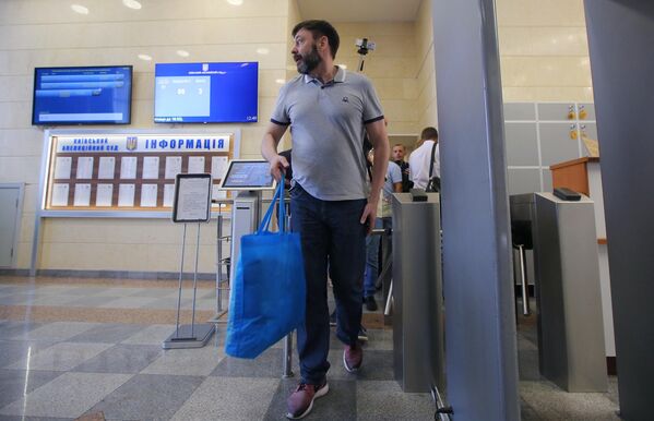 Руководитель портала РИА Новости Украина Кирилл Вышинский выходит из здания апелляционного суда Киева Руководитель портала РИА Новости Украина Кирилл Вышинский выходит из здания апелляционного суда Киева