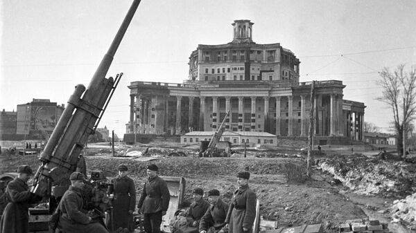 Великая Отечественная война. 1941-1945 гг. Битва за Москву. Ноябрь 1941 года. Зенитные установки у Театра Советской армии Великая Отечественная война. 1941-1945 гг. Битва за Москву. Ноябрь 1941 года. Зенитные установки у Театра Советской армии