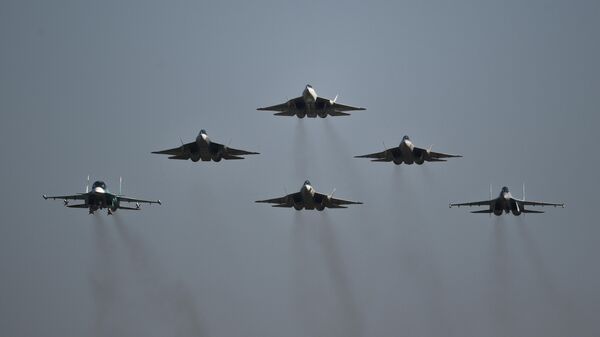 Истребители Су-57, Су-34 и Су-35С выполняют полет на Международном авиационно-космическом салоне МАКС-2019 Истребители Су-57, Су-34 и Су-35С выполняют полет на Международном авиационно-космическом салоне МАКС-2019
