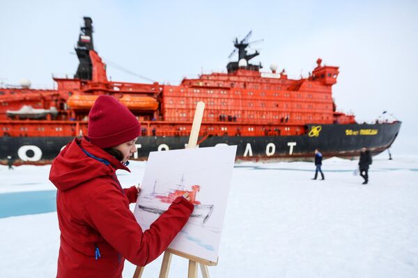 Участница детского юбилейного рейса в честь 60-летия атомного ледокольного флота, совершаемого на ледоколе 50 лет Победы, на Северном полюсе Участница детского юбилейного рейса в честь 60-летия атомного ледокольного флота, совершаемого на ледоколе 50 лет Победы, на Северном полюсе
