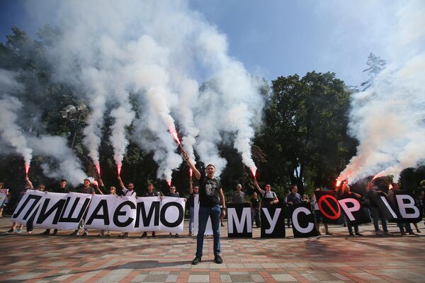 Участники акции протеста против назначения на пост главы МВД Арсена Авакова жгут фаеры у здания Верховной рады Украины Участники акции протеста против назначения на пост главы МВД Арсена Авакова жгут фаеры у здания Верховной рады Украины