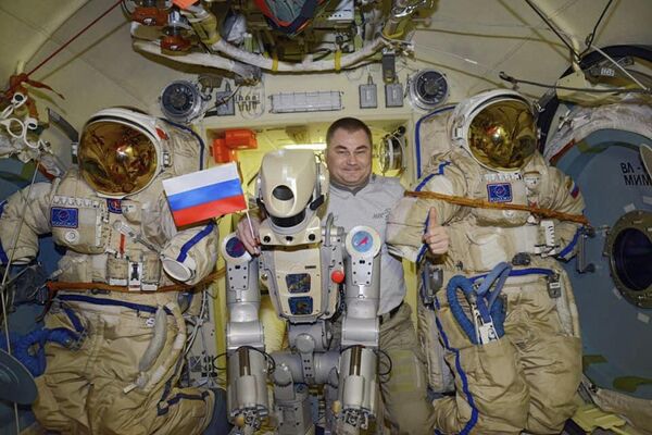Антропоморфный робот Skybot F-850 с космонавтом Роскосмоса Алексеем Овчининым на борту МКС Антропоморфный робот Skybot F-850 с космонавтом Роскосмоса Алексеем Овчининым на борту МКС