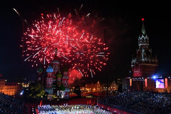 Торжественная церемония закрытия фестиваля Спасская башня на Красной Площади в Москве Торжественная церемония закрытия фестиваля Спасская башня на Красной Площади в Москве