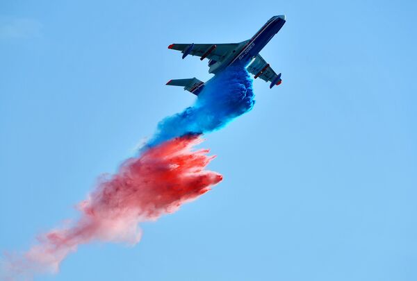 Российский самолёт-амфибия Бе-200ЧС, разработанный ТАНТК имени Г. М. Бериева и производимый на Иркутском авиационном заводе, совершает полет на Международном авиационно-космическом салоне МАКС-2019 в подмосковном Жуковском Российский самолёт-амфибия Бе-200ЧС, разработанный ТАНТК имени Г. М. Бериева и производимый на Иркутском авиационном заводе, совершает полет на Международном авиационно-космическом салоне МАКС-2019 в подмосковном Жуковском