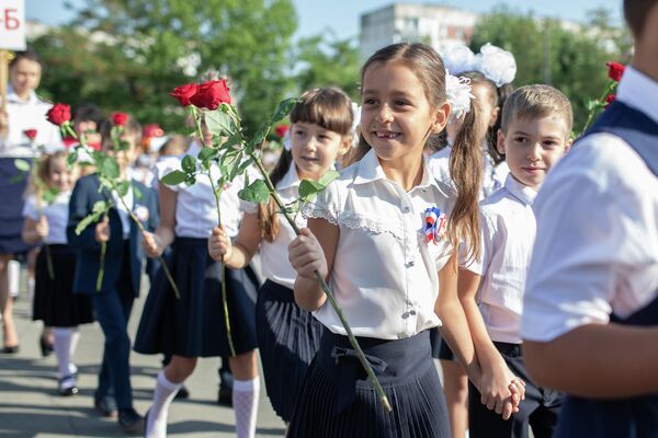 Первоклассники школы-лицея №3 имени А. С. Макаренко в Симферополе на линейке в честь начала учебного года Первоклассники школы-лицея №3 имени А. С. Макаренко в Симферополе на линейке в честь начала учебного года
