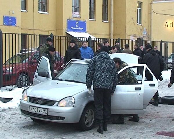 Взрыв гранаты в автомобиле убил трех человек. Видео с места события Взрыв гранаты в автомобиле убил трех человек. Видео с места события