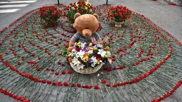 Цветы и игрушки в бывшей 1-й Бесланской школе, где проходят траурные мероприятия, посвященные 15-й годовщине теракта 1-3 сентября 2004 года Цветы и игрушки в бывшей 1-й Бесланской школе, где проходят траурные мероприятия, посвященные 15-й годовщине теракта 1-3 сентября 2004 года