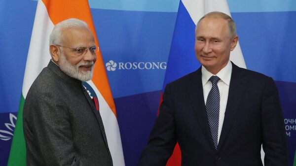 Президент РФ Владимир Путин и премьер-министр Индии Нарендра Моди после церемонии подписания совместных документов по итогам российско-индийских переговоров. 4 сентября 2019 Президент РФ Владимир Путин и премьер-министр Индии Нарендра Моди после церемонии подписания совместных документов по итогам российско-индийских переговоров. 4 сентября 2019