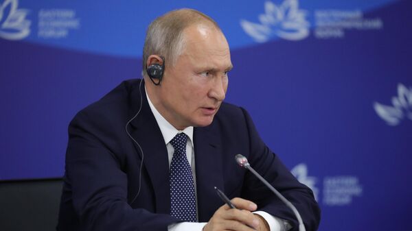 Президент РФ Владимир Путин выступает во время российско-индийских переговоров на V Восточном экономическом форуме во Владивостоке Президент РФ Владимир Путин выступает во время российско-индийских переговоров на V Восточном экономическом форуме во Владивостоке