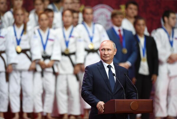 Президент РФ Владимир Путин на церемонии награждения призеров III Международного турнира по дзюдо имени Дзигоро Кано среди юношей и девушек до 18 лет в рамках V Восточного экономического форума Президент РФ Владимир Путин на церемонии награждения призеров III Международного турнира по дзюдо имени Дзигоро Кано среди юношей и девушек до 18 лет в рамках V Восточного экономического форума