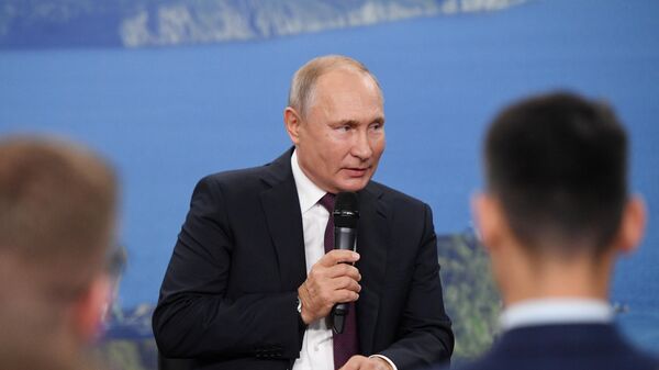 Президент РФ Владимир Путин проводит встречу с представителями общественности по вопросам развития Дальнего Востока Президент РФ Владимир Путин проводит встречу с представителями общественности по вопросам развития Дальнего Востока
