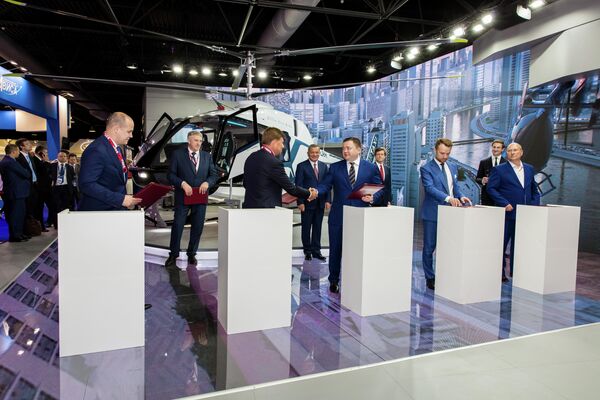 Подписание пятистороннего соглашения по запуску первого в России проекта по операционному лизингу вертолетной техники на МАКС-2019 Подписание пятистороннего соглашения по запуску первого в России проекта по операционному лизингу вертолетной техники на МАКС-2019