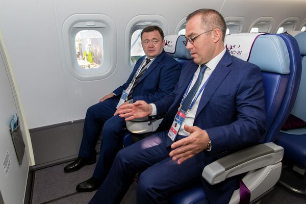 Председатель ПСБ Петр Фрадков и генеральный директор корпорации Иркут Равиль Хакимов на осмотре выставочного образца нового российского пассажирского самолета МС-21 Председатель ПСБ Петр Фрадков и генеральный директор корпорации Иркут Равиль Хакимов на осмотре выставочного образца нового российского пассажирского самолета МС-21