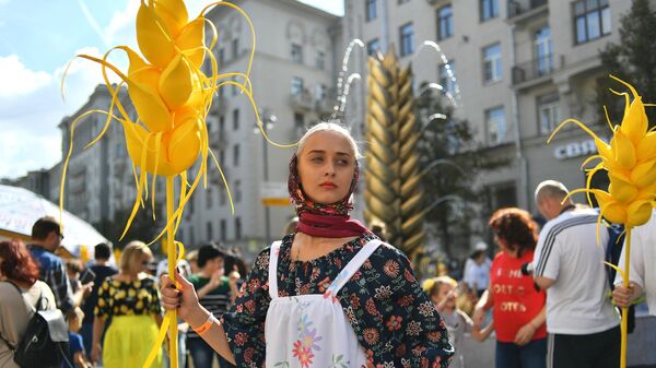 Празднование Дня города на Тверской улице в Москве Празднование Дня города на Тверской улице в Москве
