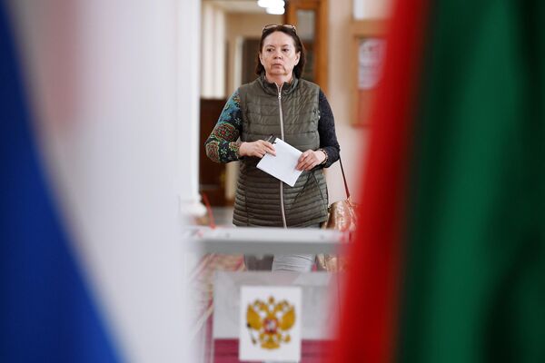 Избирательница на избирательном участке №42 в единый день голосования в Казани Избирательница на избирательном участке №42 в единый день голосования в Казани