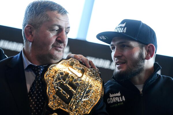 Российский боец MMA Хабиб Нурмагомедов (справа) и его отец Абдулманап Нурмагомедов Российский боец MMA Хабиб Нурмагомедов (справа) и его отец Абдулманап Нурмагомедов