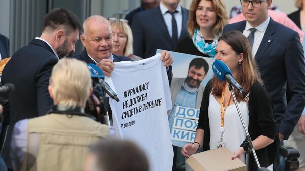 Генеральный директор МИА Россия сегодня Дмитрий Киселев и руководитель портала РИА Новости Украина Кирилл Вышинский перед пресс-конференцией в Международном мультимедийном пресс-центре МИА Россия сегодня Генеральный директор МИА Россия сегодня Дмитрий Киселев и руководитель портала РИА Новости Украина Кирилл Вышинский перед пресс-конференцией в Международном мультимедийном пресс-центре МИА Россия сегодня