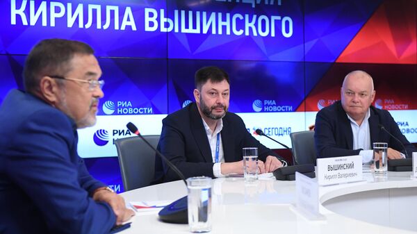 Руководитель портала РИА Новости Украина Кирилл Вышинский на пресс-конференции в Международном мультимедийном пресс-центре МИА Россия сегодня Руководитель портала РИА Новости Украина Кирилл Вышинский на пресс-конференции в Международном мультимедийном пресс-центре МИА Россия сегодня