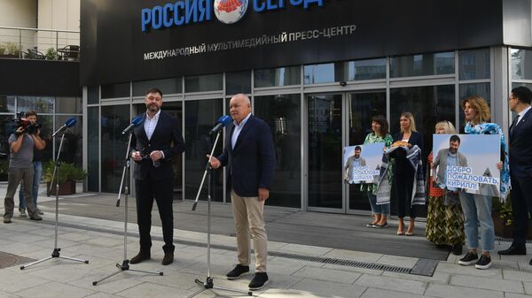 Генеральный директор МИА Россия сегодня Дмитрий Киселев и руководитель портала РИА Новости Украина Кирилл Вышинский перед пресс-конференцией в пресс-центре МИА Россия сегодня Генеральный директор МИА Россия сегодня Дмитрий Киселев и руководитель портала РИА Новости Украина Кирилл Вышинский перед пресс-конференцией в пресс-центре МИА Россия сегодня