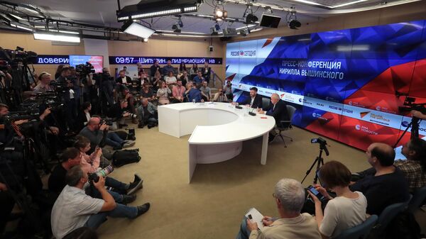 Генеральный директор МИА Россия сегодня Дмитрий Киселев и руководитель портала РИА Новости Украина Кирилл Вышинский на пресс-конференции в Международном мультимедийном пресс-центре МИА Россия сегодня Генеральный директор МИА Россия сегодня Дмитрий Киселев и руководитель портала РИА Новости Украина Кирилл Вышинский на пресс-конференции в Международном мультимедийном пресс-центре МИА Россия сегодня