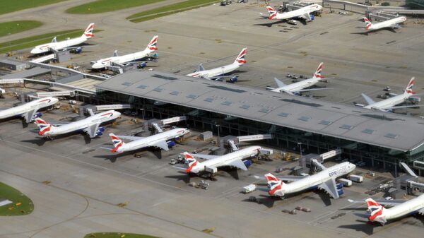 Самолеты авиакомпании British Airways у здания пятого терминала аэропорта Хитроу в Лондоне Самолеты авиакомпании British Airways у здания пятого терминала аэропорта Хитроу в Лондоне
