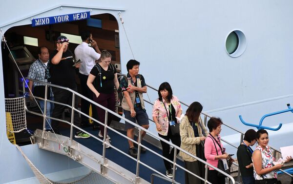 Туристы с круизного лайнера Spectrum of the Seas в порту Владивостока. Лайнер базируется в Шанхае и выполняет круизы в Японию Туристы с круизного лайнера Spectrum of the Seas в порту Владивостока. Лайнер базируется в Шанхае и выполняет круизы в Японию