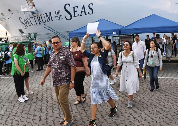 Туристы с круизного лайнера Spectrum of the Seas в порту Владивостока. Лайнер базируется в Шанхае и выполняет круизы в Японию Туристы с круизного лайнера Spectrum of the Seas в порту Владивостока. Лайнер базируется в Шанхае и выполняет круизы в Японию
